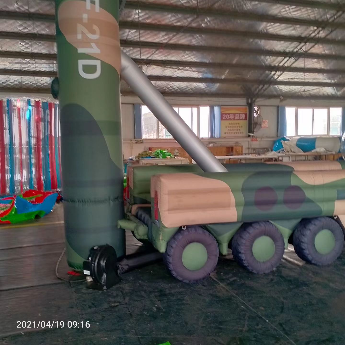 东川军事演习中的充气目标车辆：模拟发射车雷达车坦克飞机