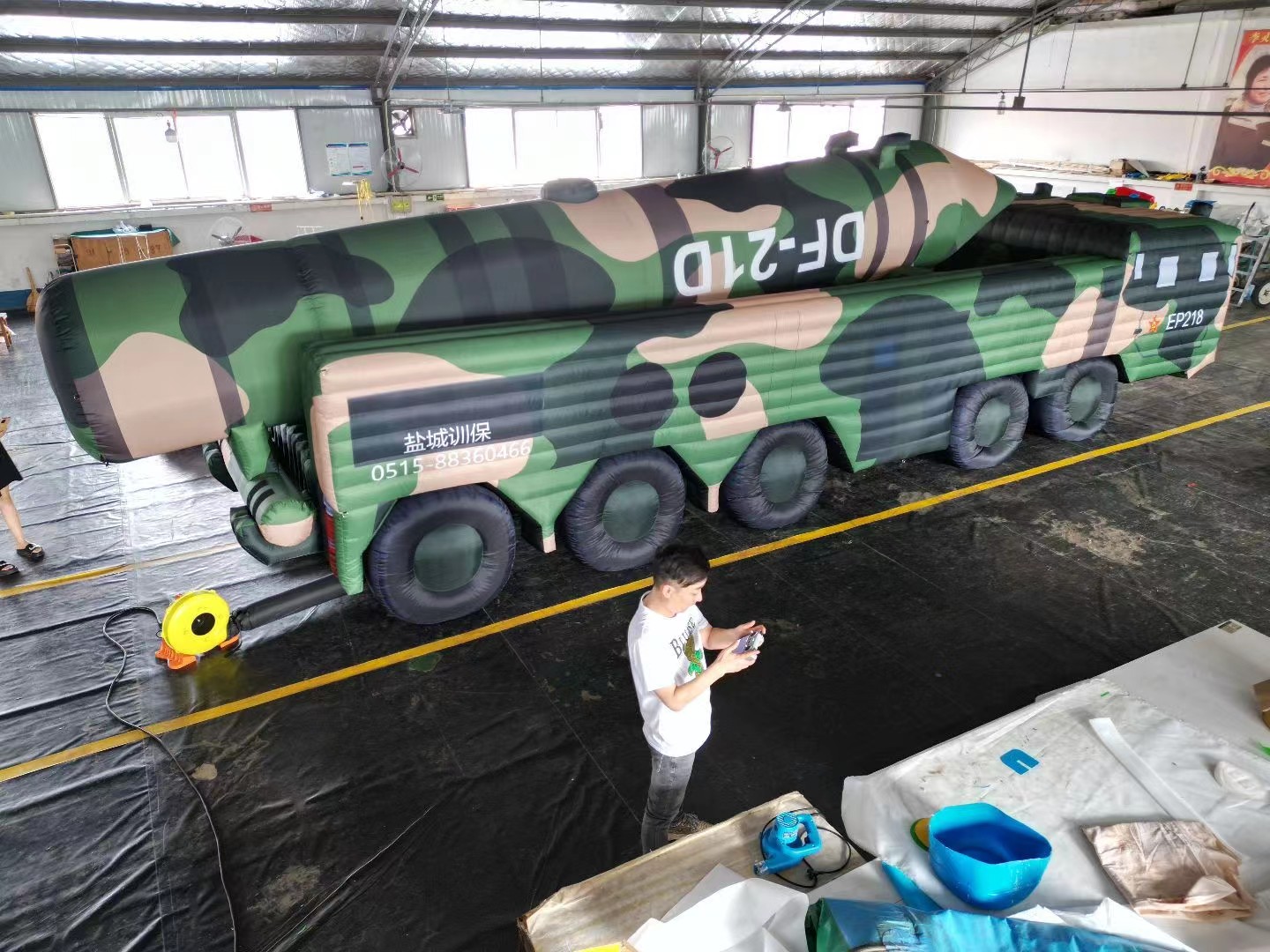 东川充气坦克模型，展示军事实力